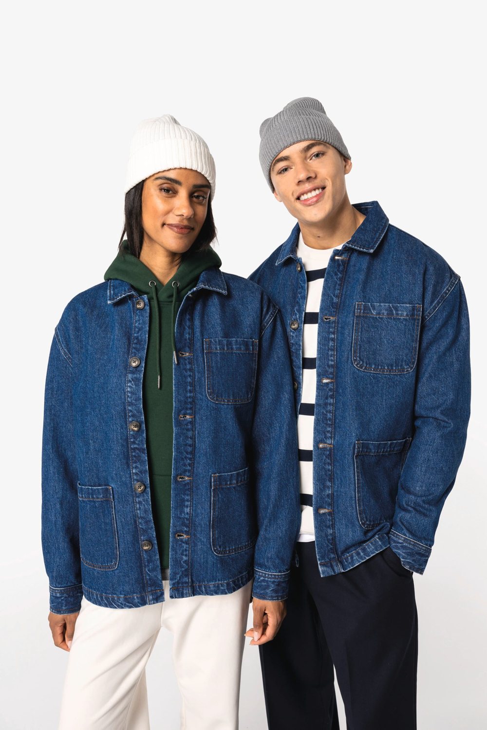 Twee mensen in een jeansjas