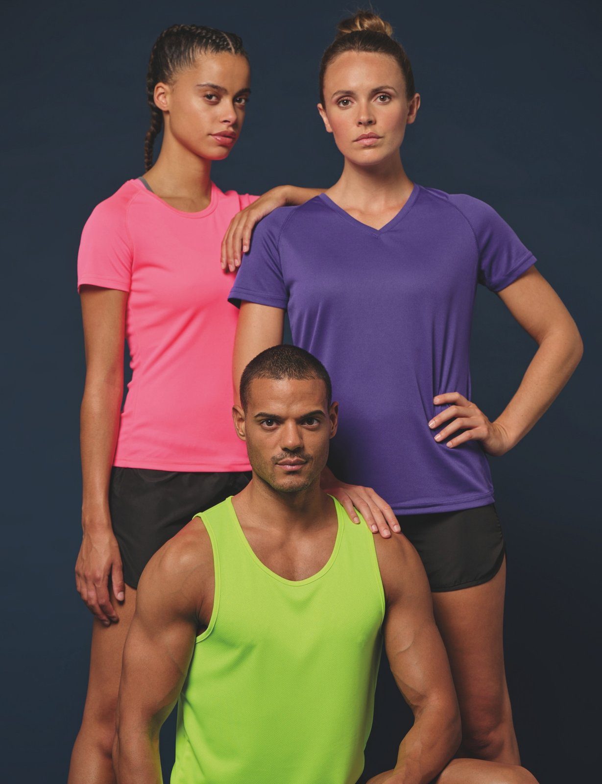 Drie sporters in felgekleurde Proact Birdseye-sportshirts