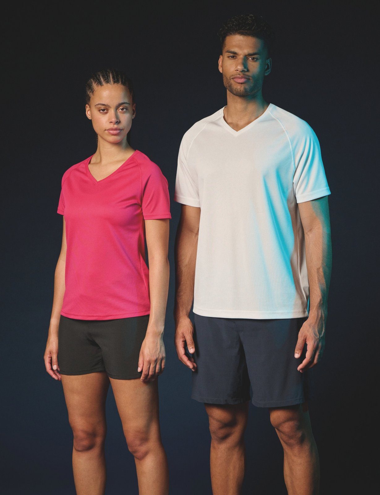 Een man en een vrouw in een lichtgewicht Proact-sportshirt