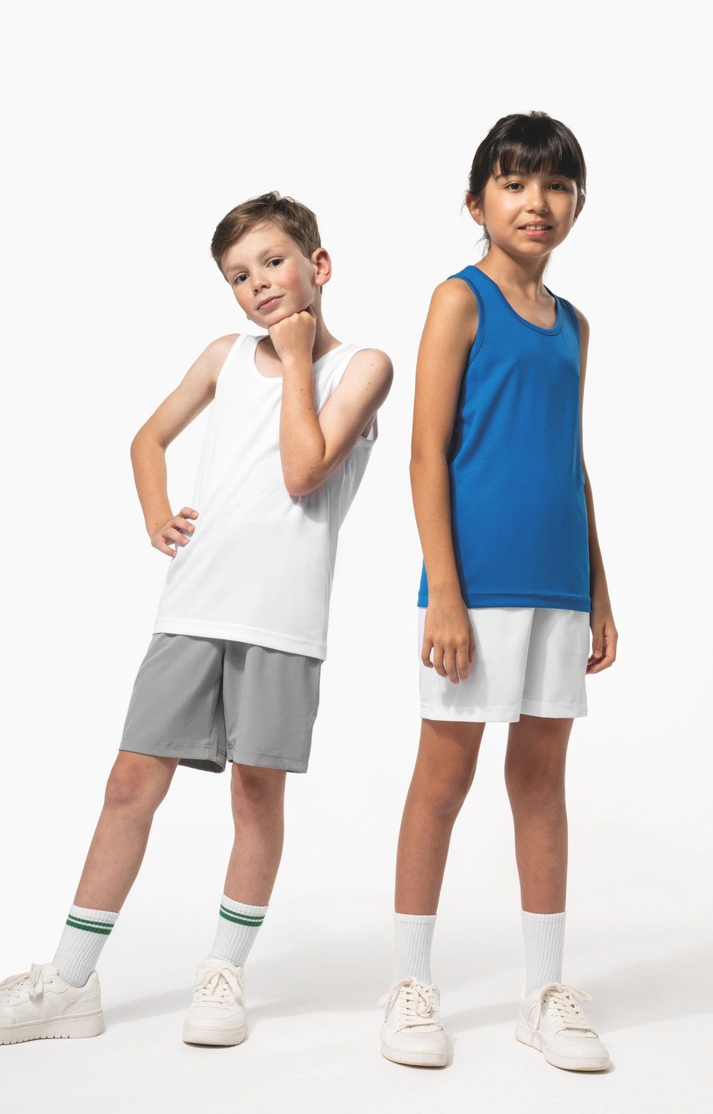Twee kinderen in een Proact-sporthemd en short