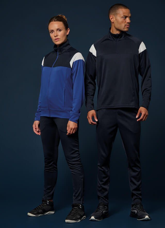 Twee sporters in een Proact-trainingssweater met kwartrits