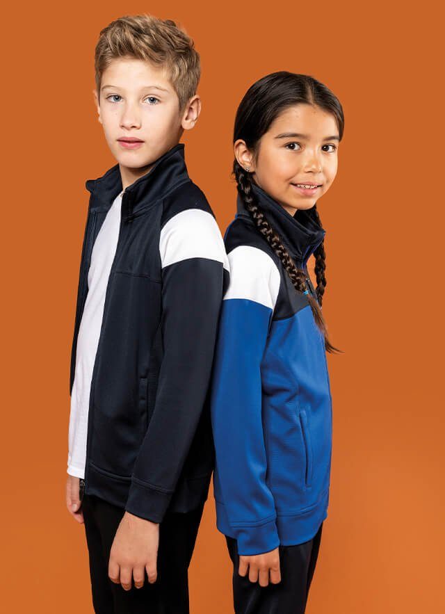 Twee kinderen in een Proact-trainingsjasje