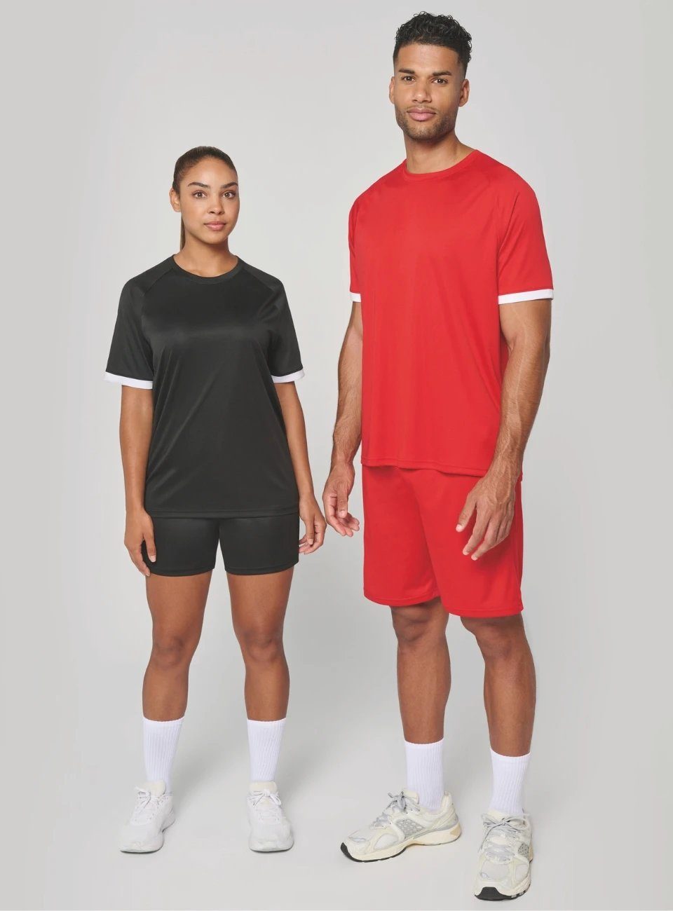 Een vrouw in een zwart en een man in een rood Proact-sportshirt met sportshort