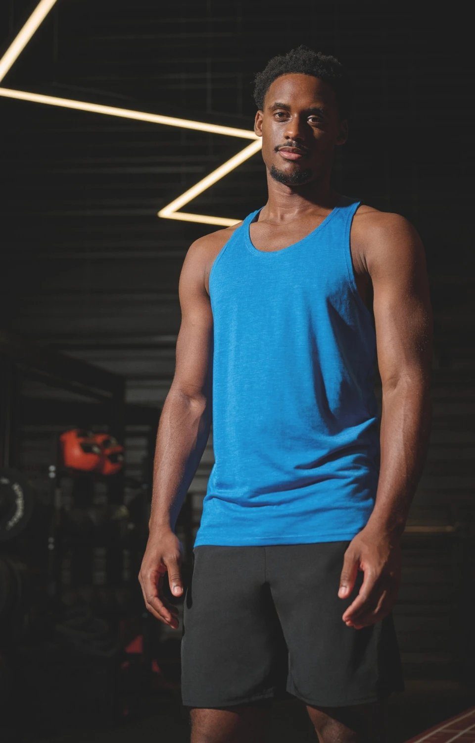Man in een blauwe Proact Triblend-tanktop