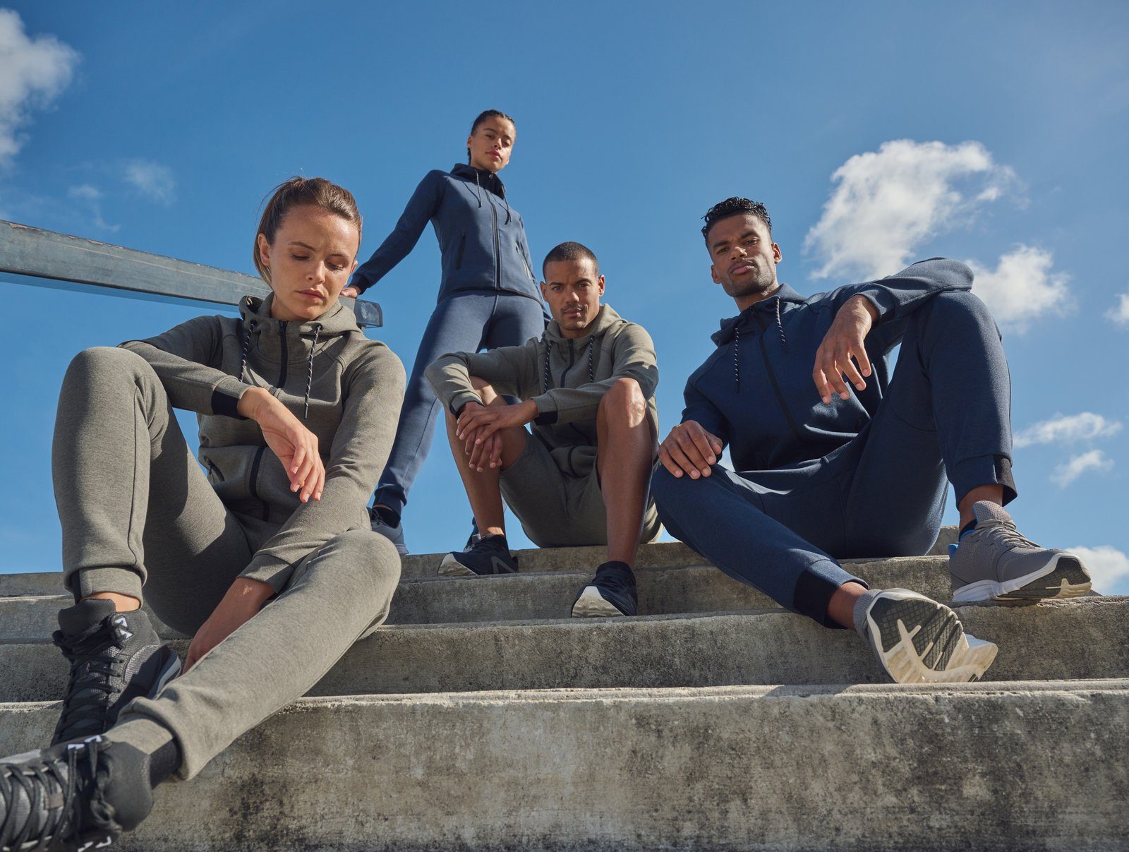 Vier mensen in Proact-sweaters op een trap