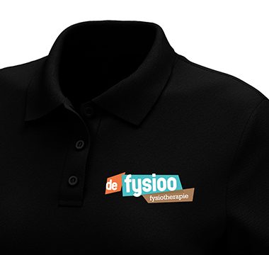 Zwarte polo met logo van een fysiotherapiepraktijk