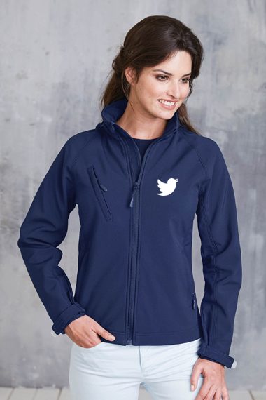 Blauwe softshell jas met logo op de borst