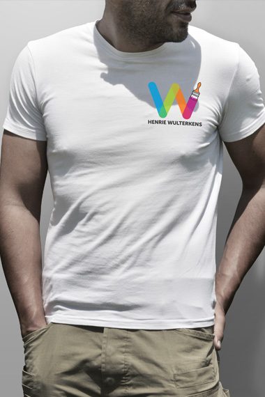 Wit T-shirt met logo van een glas- en schildersbedrijf